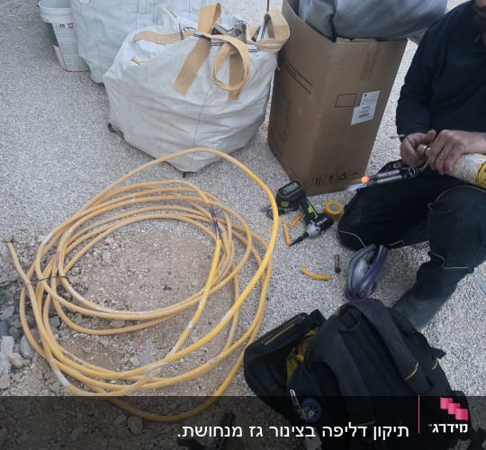 ציוד וכלים לעבודה טכנית עם צינורות גז